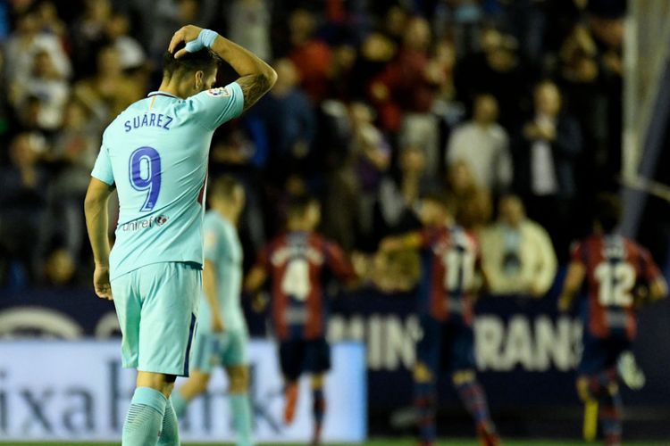 Luis Suarez tampak kecewa setelah para pemain Levante merayakan gol ke gawang Barcelona pada pertandingan La Liga Spanyol di Ciudad de Valencia, 13 Mei 2018.