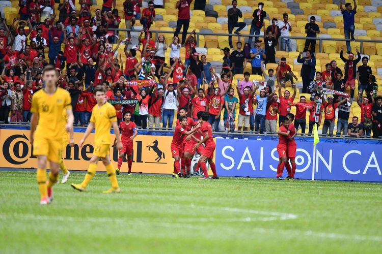 Para pemain Timnas U-16 Indonesia merayakan gol Sutan Zico ke gawang Australia pada laga perempat final Piala Asia U-16 2018 di Stadion Bukit Jalil, 1 Oktober 2018. 