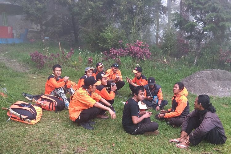 Tim SAR gabungan di Pos Cemoro Sewu, Gunung Lawu. Hingga hari ke-6 (7/1/2019) upaya pencarian pendaki dari Magelang yang dilaporkan hilang belum diketahui.