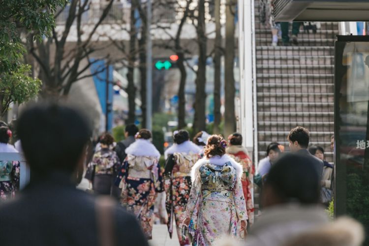 Pemuda pemudi Jepang menuju tempat upacara Seijin Shiki 