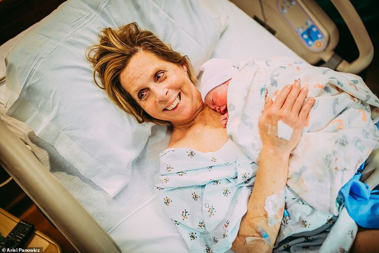 Cecile Eledge, seorang nenek berusia 61 tahun di AS, ketika melahirkan bayi yang adalah cucunya sendiri.