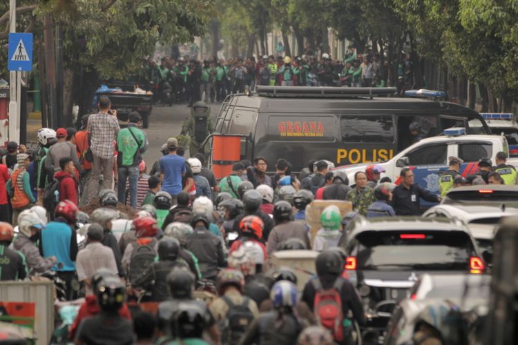 Kemacetan panjang terjadi menyusul temuan kardus yang diduga berisi bom di Jalan Tentara Pelajar, depan Stasiun Palmerah, Jakarta, Selasa (15/5/2018). Tim Gegana berhasil mengamankan kardus tersebut dan saat ini jalan kembali dibuka.