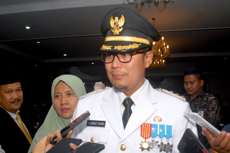 Wali Kota Sukabumi periode 2018-2023 Achmad Fahmi saat memberikan keterangan kepada wartawan di gedung DPRD Kota Sukabumi, Jawa Barat, Jumat (21/9/2018).
