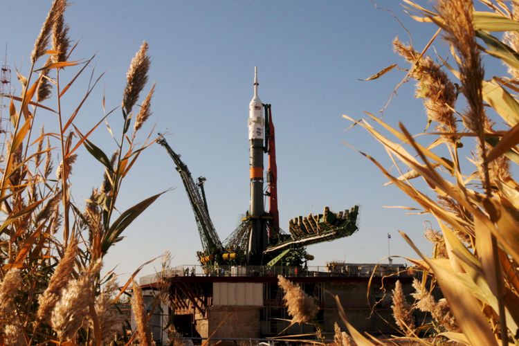 Roket pendorong Soyuz TMA-11, Senin (8/10), di pusat peluncuran ruang angkasa Rusia di Baikonur, Kazakhstan, siap membawa wahana ruang angkasa ke Stasiun Ruang Angkasa Internasional. Soyuz akan meluncur Rabu besok membawa kosmonaut Yury Malenchenko (Rusia), Peggy Whitson (AS), dan Sheikh Muszaphar Shukor (Malaysia).  