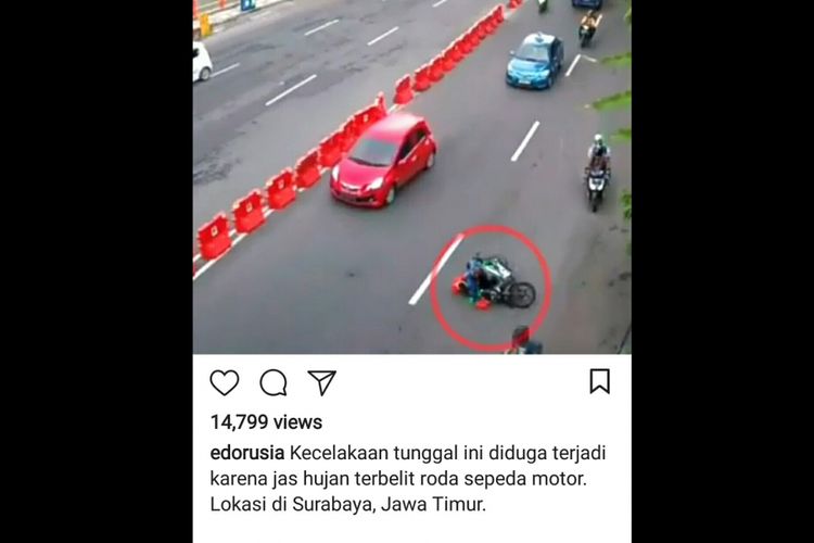 Pengendara motor yang terjatuh akibat jas hujan ponco yang digunakannya tersangkut di roda belakang motor. Peristiwa ini terjadi di Surabaya, Senin (27/11/2017)