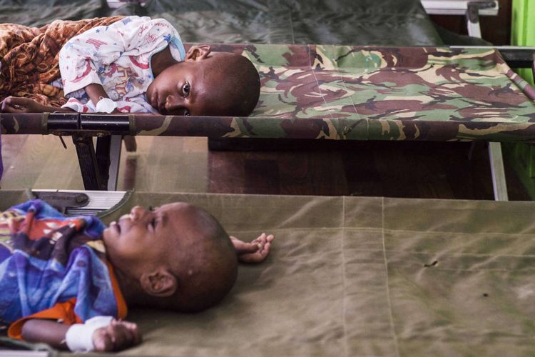 Dua orang anak dari kampung Warse, Distrik Jetsy menunggu perawatan setibanya di RSUD Agats, Kabupaten Asmat, Papua, Senin (22/1/2018). Sebanyak 15 anak dievakuasi menuju Rumah Sakit Umum Daerah (RSUD) Agats untuk diberikan perawatan dan pengobatan.