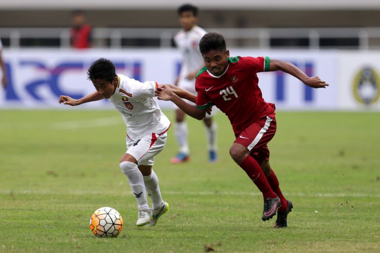 Pemain timnas Indonesia, Saddil Ramdani berebut bola dengan pemain timnas Myanmar, David Htan saat pertandingan persahabatan Indonesia melawan Myanmar di Stadion Pakansari, Cibinong, Bogor, Jawa Barat, Selasa (21/3/2017). Indonesia kalah 1-3 melawan Myanmar. KOMPAS IMAGES/KRISTIANTO PURNOMO