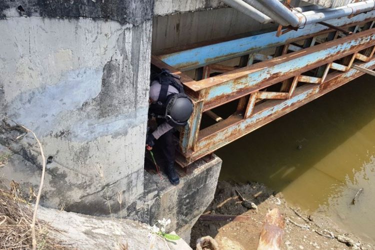 Polisi memperhatikan bekas besi yang dipotong pencuri di Jembatan Cunda, Kota Lhokseumawe, Rabu (9/5/2018)