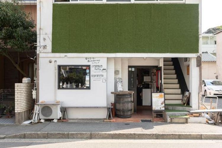 Kedai ini tetap mencolok meskipun berada di kawasan Ropponmatsu yang ramai dengan kedai kopi terkenal