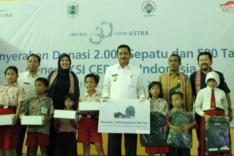 Bupati Kapuas Hulu A.M. Nasir (tengah) bersama Head of Public Relations PT Astra International Tbk Yulian Warman (kanan), Kasubdit Pendidikan Direktorat Pengembangan Sumber Daya Manusia Dirjen Pembangunan Daerah Tertinggal Kementerian Desa, Pembangunan Daerah Tertinggal, dan Transmigrasi RI (Kemendesa) Jamaludin Matdoan (kedua kanan), Pegiat Pendidikan Nasional Najeela Shihab (kedua kiri) dan Kepala Dinas Pendidikan dan Kebudayaan Kabupaten Kapuas Hulu Petrus Kusnadi (kiri) pada acara Penyerahan Donasi  2.000 sepatu dan 500 tas di Kabupaten Hulu, Kalimantan Barat (11/10).