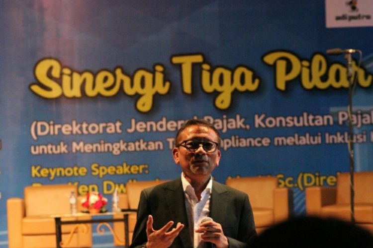 Direktur Jenderal (Dirjen) Pajak, Ken Dwijugiasteadi saat menjadi keynote speaker dalam Seminar Nasional Sinergi Tiga Pilar di Universitas Brawijaya (UB) Kota Malang, Selasa (28/11/2017)