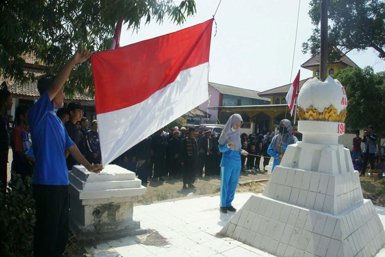 Upacara pengibaran bendera merah putih di eks Kantor Kawedanan Rengasdengklok, Kamis (16/8/2018).