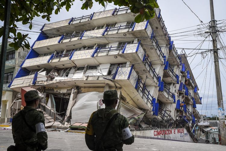 Gempa 7 September menghancurkan banyak bangunan di Meksiko selatan dan Guatemala, dan menyebabkan sedikitnya 65 orang meninggal dunia.