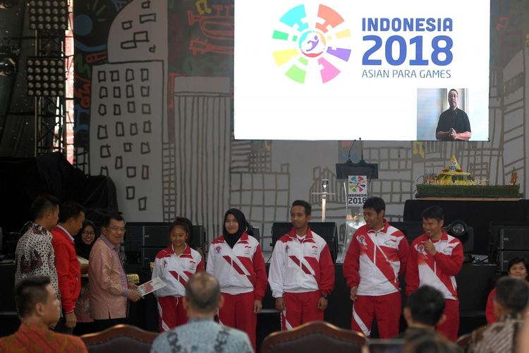 Wakil Presiden Jusuf Kalla (ketiga kiri) didampingi Menpora Imam Nahrawi (kedua kiri), Ketua INAPGOC Raja Sapta Oktohari (kiri) menyerahkan secara simbolis bonus kepada perwakilan atlet peraih medali dalam SEA Games dan ASEAN Paragames Kuala Lumpur 2017 disela seremonial perhitungan mundur Asian Para Games 2018 di JIExpo, Jakarta, Jumat (6/10/2017). Pemerintah memberikan bonus berupa uang pembinaan bagi atlet peraih medali dalam SEA Games dan ASEAN Paragames Kuala Lumpur 2017 sebagai bentuk apresiasi telah mengharumkan nama bangsa dalam pesta olahraga se-Asia Tenggara itu.