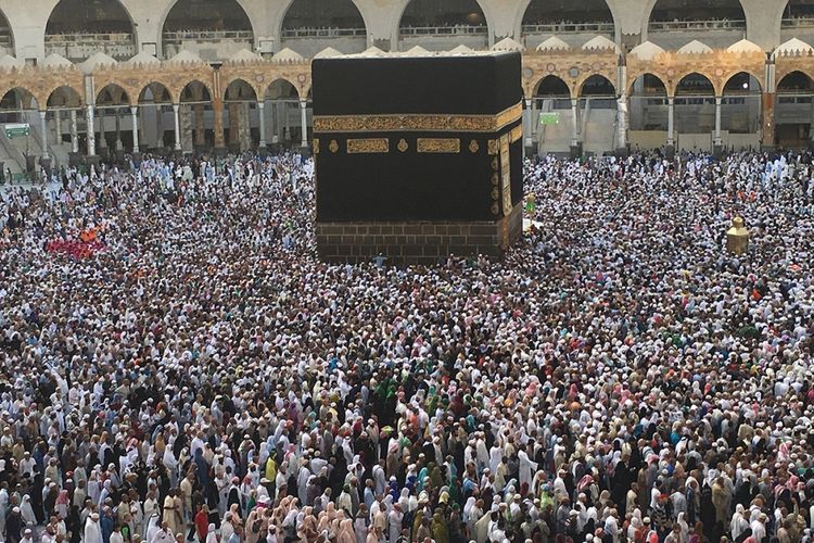 Pemandangan dari udara menunjukkan jemaah haji tengah mengelilingi Kabah, tempat paling suci bagi umat Islam di Masjidil Haram, Kota Mekah, Arab Saudi, Minggu (3/9/2017). Tercatat sekitar 2,1 juta umat Muslim dari berbagai belahan dunia berkumpul untuk melaksanakan ibadah haji tahun ini.