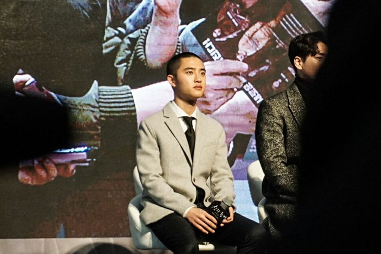 Penyanyi yang juga pemain film D.O EXO dalam karpet merah film Along With The Gods di Lotte World Mall, Jamsil, Seoul, Korea Selatan, Selasa (18/12/2017).