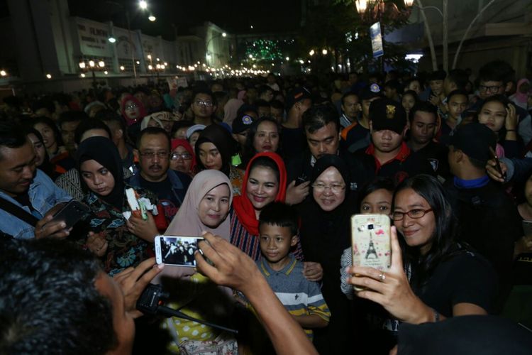 Pengunjung Mlaku Mlaku Nang Tunjungan berebut foto dengan Puti Soekarno, Surabaya, Sabtu (24/2/2018).