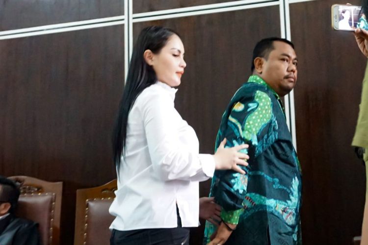 Jennifer Dunn tampak bertambah gemuk saat menjadi saksi dari terdakwa Ferly Salim alias FS di Pengadilan Negeri Jakarta Selatan, Kamis (19/4/2018).