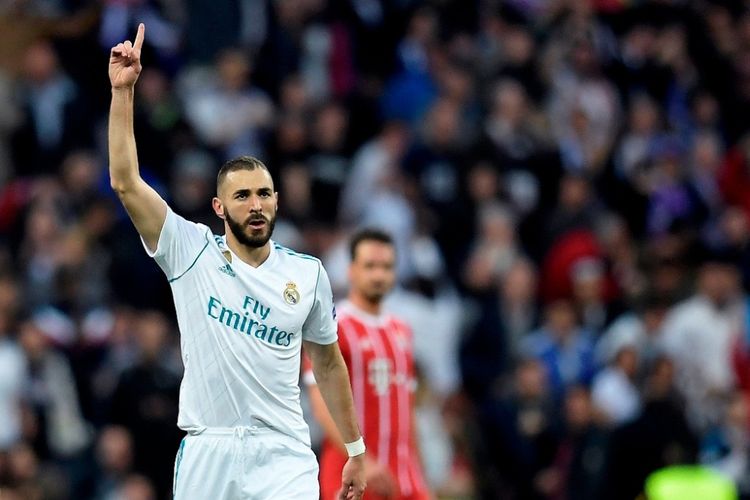 Penyerang Real Madrid, Karim Benzema, merayakan gol yang dicetak ke gawang Bayern Muenchen dalam laga leg kedua semifinal Liga Champions di Stadion Santiago Bernabeu, Madrid, 1 Mei 2018.