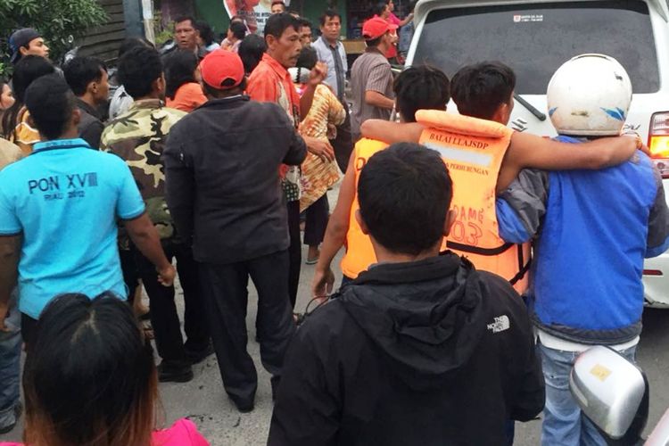 Proses evakuasi korban KM Sinar Bangun yang tenggelam di perairan Danau Toba, Senin (18/6/2018)