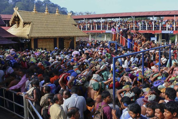 Para peziarah ketika memasuki Kuil Sabarimala di Negara Bagian Kerala, India.