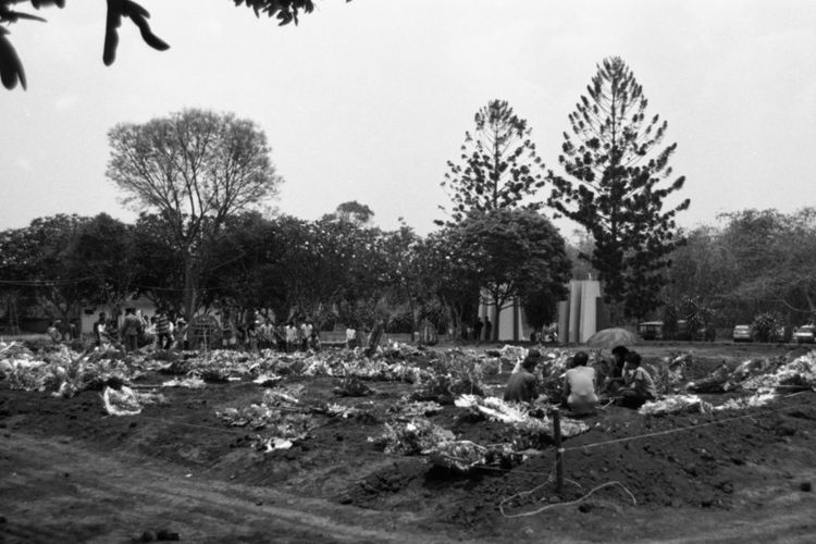 KORBAN HERCULES -- Makam massal korban kecelakaan pesawat Hercules C-13, di kompleks pemakaman Taman Bhagia, Pondok Aren, Tangerang.  Hercules TNI Angkatan Udara dengan nomor seri A-1324 itu yang jatuh di daerah Condet, Jakarta Timur, hari Sabtu tanggal 5 Oktober 1991.