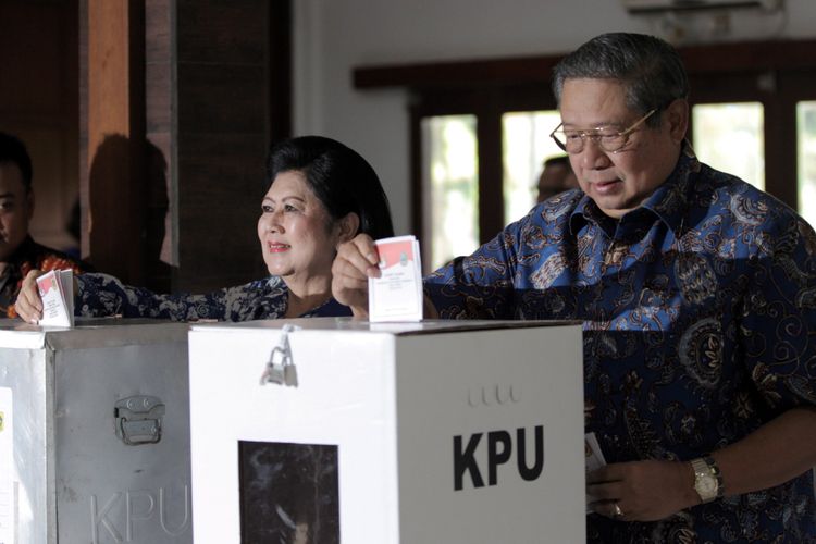 Ketua Umum Partai Demokrat Susilo Bambang Yudhoyono didampingi Ani Yudhoyono (kiri) memasukkan surat suara di TPS 06 Nagrak, Gunung Putri, Kabupaten Bogor, Jawa Barat, Rabu (27/6/2018). Mereka memberikan suara dalam Pilkada Jawa Barat 2018.