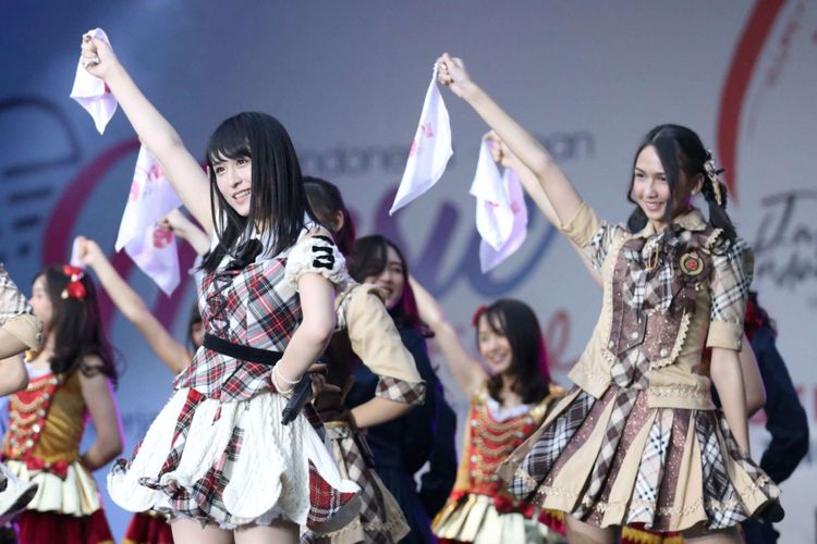 Personil JKT48 Stephanie Pricilla (kanan) dan personil AKB48 Saya Kawamoto saat menghibur para penonton di acara Jak Japan Matsuri di Plaza Tenggara, Gelora Bung Karno (GBK) Senayan, Jakarta, Minggu (9/9/2018). Stephanie dan Saya akan mengikuti program pertukaran pelajar antara JKT48 dan AKB48 selama 1 bulan