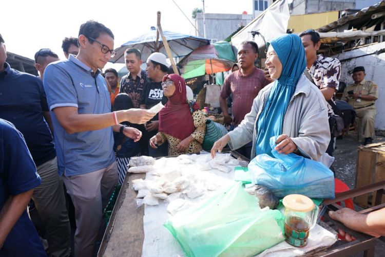 Calon wakil Presiden Sandiaga Uno kaget melihat inovasi warga berupa tempe sachet saat berkunjung di salah satu pasar di Semarang, Senin (24/9/2018)