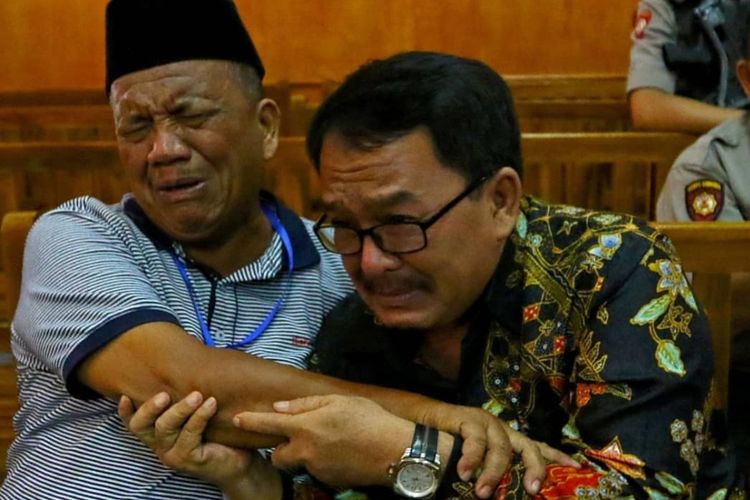 Bupati nonaktif Labuhanbatu Pangonal Harahap (49) menangis seusai menjalani sidang perdana agenda dakwaan di Pengadilan Negeri Medan, Kamis (13/12/2018) pagi.