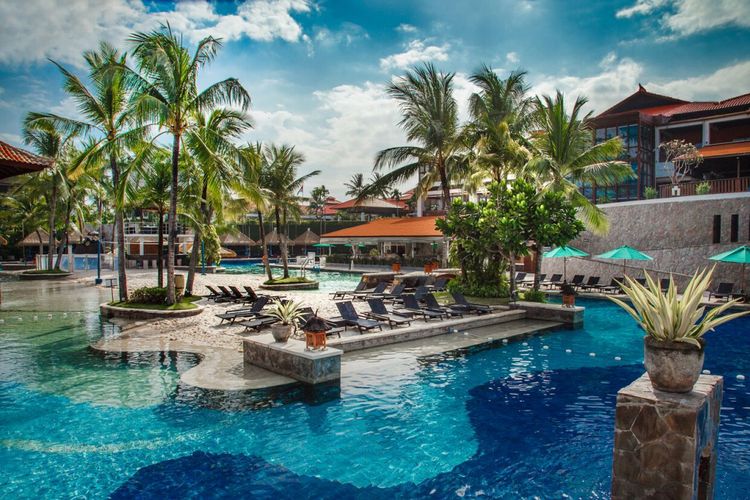 Kolam renang yang besar, lengkap dengan pulau pasirnya, menjadi daya tarik hotel Hard Rock Bali.