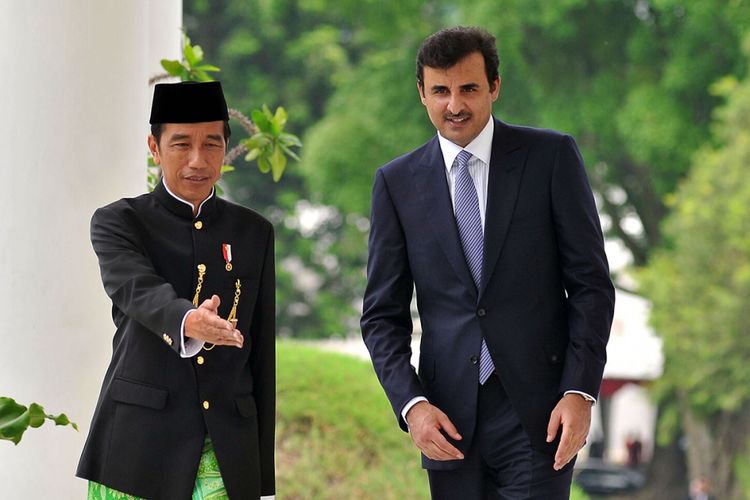 Presiden Joko Widodo mendampingi Emir Qatar Syekh Tamim bin Hamad bin Khalifa al-Tsani saat kunjungan kenegaraan di Istana Presiden Bogor, Jawa Barat, Rabu (18/10/2017).