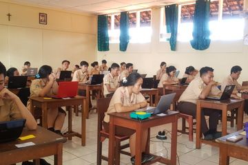 Pengaplikasian Ujian Akhir Semester berbasis komputer di SMA Slamet Riyadi Jakarta dengan dukungan teknologi edukasi Quipper School.