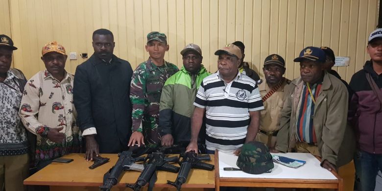 Para kepala distrik dan kepala kampung saat menyerahkan kembali 4 senjata milik TNI yang dirampas KKB, Senin (6/8/2018)