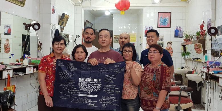 Chief Barber Voyage 2018 saat berkunjung ke pangkas rambut Ko Tang, Glodok, Jakarta