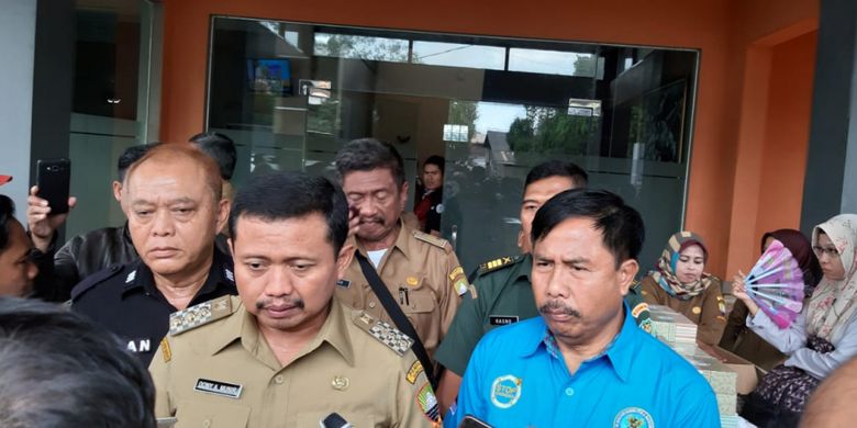 Bupati Sumedang Dony Ahmad Munir saat sidak tes urine di acara sosialisasi Pemilu 2019 di Hotel Handayani, Sumedang,  Jawa Barat, Selasa (18/12/2018).