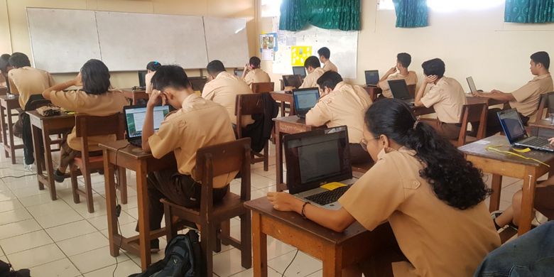 Pengaplikasian Ujian Akhir Semester berbasis komputer di SMA Slamet Riyadi Jakarta dengan dukungan teknologi edukasi Quipper School.