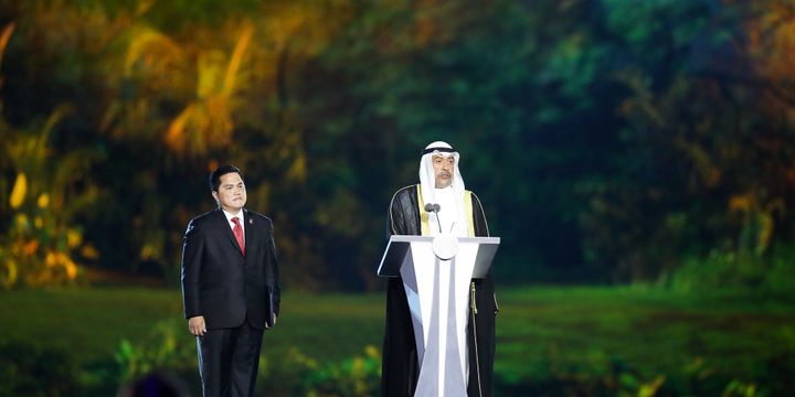 Ketua OCA Sheikh Ahmad Al-Fahad Al-Sabah memberikan sambutan didampingi Ketua panitia pelaksana Asian Games 2018 (INASGOC), Erick Thohir saat pembukaan Asian Games ke-18 tahun 2018 di Stadion Utama Gelora Bung karno , Senayan, Jakarta, Sabtu (18/8/2018).