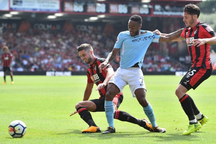 Pemain Manchester City, Raheem Sterling,  mencoba melewat pengawalan dua pemain Bournemouth, Andrew Surman dan Adam Smith, pada pertandingan Liga Inggris di Stadion Vitality, Sabtu (26/8/2017). 