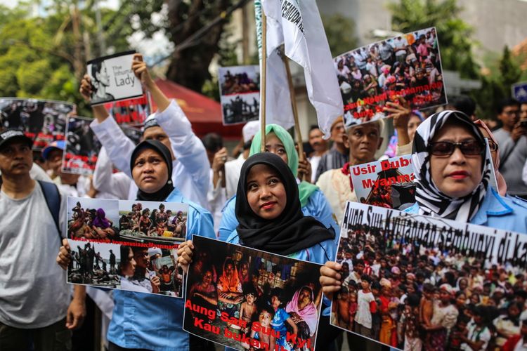 Puluhan orang berunjuk rasa di depan Kedutaan Besar (Kedubes) Myanmar di Jalan Agus Salim, Menteng, Jakarta Pusat, Sabtu (2/9/2017). Massa mengecam tindakan kekerasan terhadap umat Islam Rohingya dan menyerukan agar duta besar Myanmar diusir dari Indonesia.