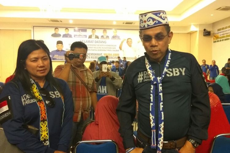 Sekjen DPP Partai Demokrat, Hinca Panjaitan saat menyapa dan berbincang dengan warga simpatisan di Hotel Gardenia, Kubu Raya, Kalimantan Barat (16/9/2017)