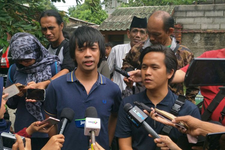 Rian dan Rama dari band DMASIV saat ditemui di rumah duka Yon Koeswoyo di jalan Salak, Pamulang, Tangerang Selatan, Jumat (5/1/2018).