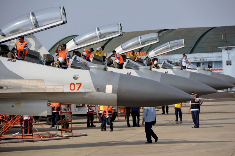 Teknisi sedang menyiapkan pesawat Sukhoi milik TNI Angkatan Udara sebelum terbang di Lanud Halim Perdanakusuma, Jakarta, Rabu (13/8/2014). Sukhoi merupakan salah satu jenis pesawat tempur untuk pertahanan dan menjaga keamanan wilayah Indonesia.