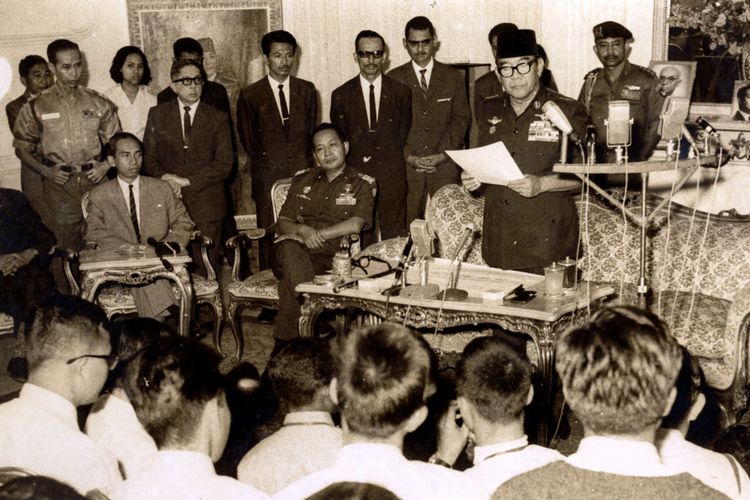 Berdasar Tap MPRS No XIII/1966, Presiden Soekarno menugaskan Letjen Soeharto selaku Pengemban Tap MPR No IX/1966 untuk pembentukan Kabinet Ampera. Letjen Soeharto menjadi Ketua Presidium kabinet tersebut. Bung Karno sedang mengumumkan susunan kabinet tersebut pada tanggal 25 Juli 1966. Letjen Soeharto dan Adam Malik duduk mendengarkan. 