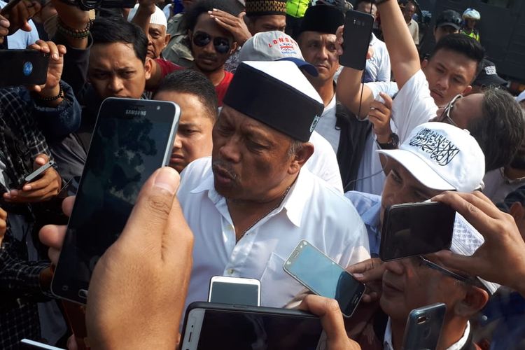 Eggi Sudjana datang menemui massa aksi di Lapangan Banteng, Jakarta Pusat pada Kamis (9/5/2019) siang.