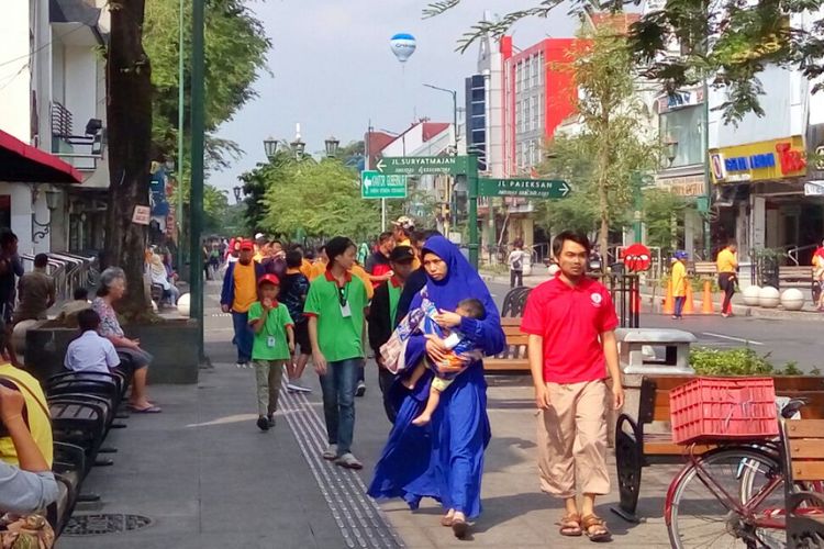 Para wisatawan saat berjalan di pedestrian sisi Timur Malioboro