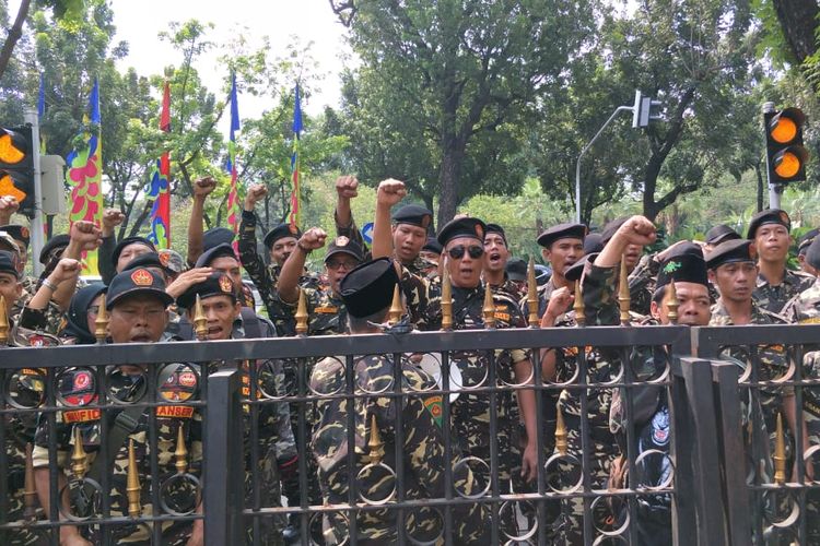 Massa dari Barisan Ansor Serbaguna Nahdlatul Ulama (Banser) DKI Jakarta berdemo di Balai Kota DKI Jakarta, Jakarta Pusat, Rabu (26/6/2019). Mereka memprotes Mereka memprotes kehadiran Felix Siauw sebagai penceramah di Masjid Fatahillah Balai Kota.