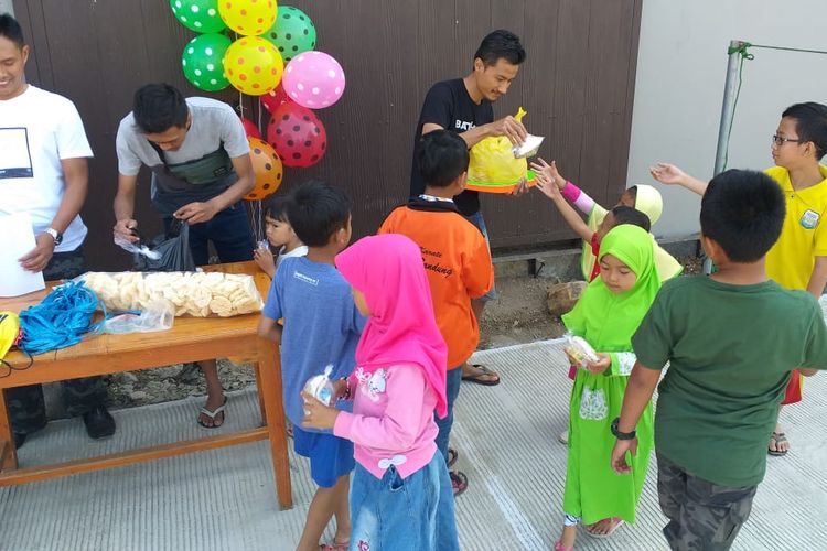Panitia lomba Hari Kemerdekaan ke-74 RI saat membagikan sarapan kepada anak-anak peserta lomba di perumahan di kawasan Baleendah, Kabupaten Bandung, Sabtu (17/8/2019).