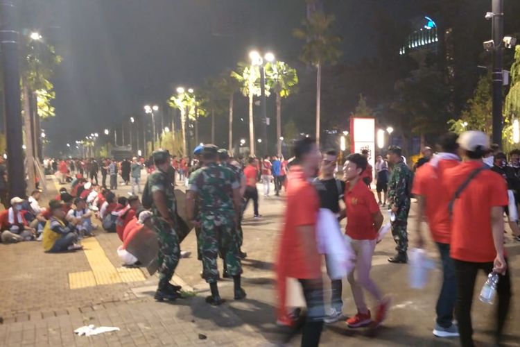 Suporter mulai meninggalkan Stadion Utama Gelora Bung Karno setelah sempat terjadi kerusuhan usai pertandingan Indonesia vs Malaysia, Kamis (5/9/2019).