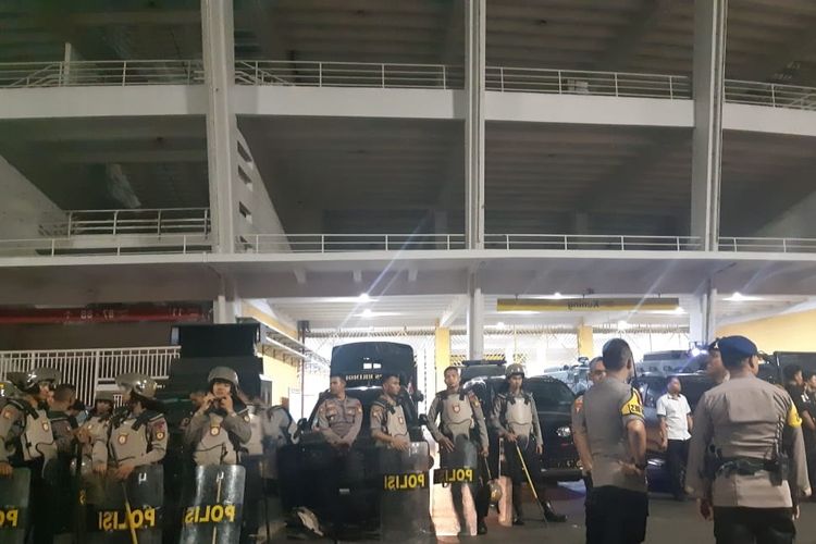 Sejumlah personel polisi berjaga mengamankan pertandingan kualifikasi Piala Dunia antara tim nasional Indonesia vs Malaysia di Stadion Gelora Bung Karno, Jakarta, Kamis (5/9/2019) malam.